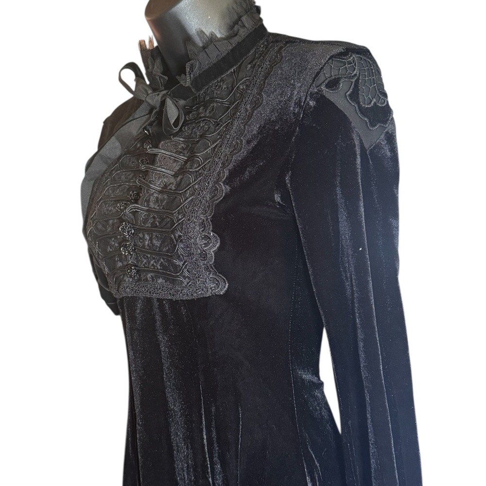 Gothic velvet dress with bell sleeves - Picture 3 of 6
